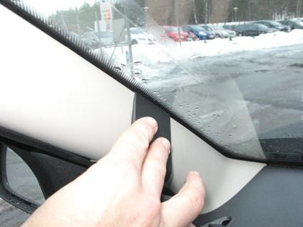 Monteringsbygel fästs på Dacia Duster, vänster sida, nära ruta.