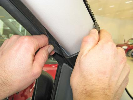 Händer monterar en del i en Fiat Scudo 07-15, vänster sida.