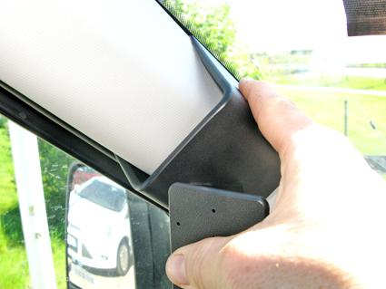 En hand som håller i en del av inredningen på en Ford Transit.