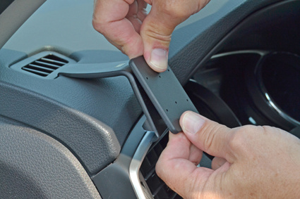 Montering av en komponent i instrumentpanelen på en Nissan X-Trail/Qashqai.