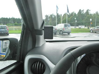 Interiörvy av Toyota Aygo med fokus på instrumentpanelen och sidofönster.