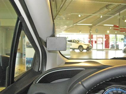 En plastpanel i bilen, troligtvis för montering av en sensor eller kamera.