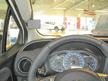 Inredning av en bil med fokus på ratten och instrumentbrädan.