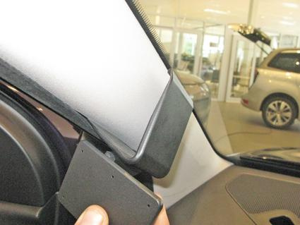 En del av Citroen C4 Cactus inredning, närbild på vänster sidofångare.