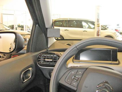 Interiör av Citroën C4 Cactus med fokus på ratt och infotainmentskärm.