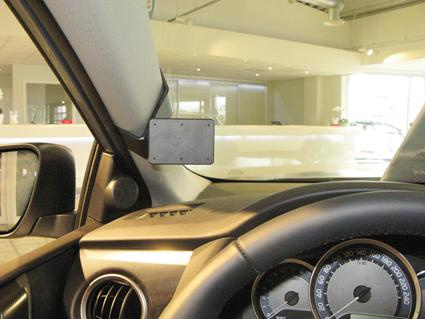 En inredningsdetalj i en Toyota Auris 13-15, sidospegelns insida.