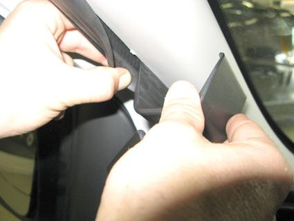 En person monterar en tätning på en Renault Trafic.