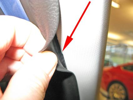 En hand som lyfter upp en innervägg i en Skoda Fabia.