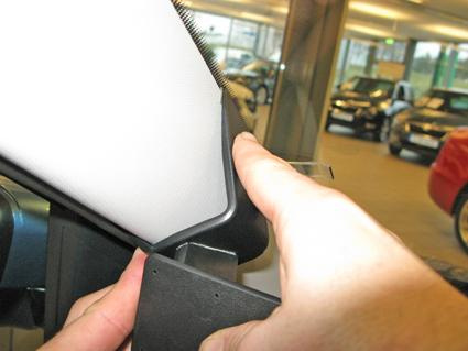 En person installerar eller justerar en del på en Skoda Fabia.