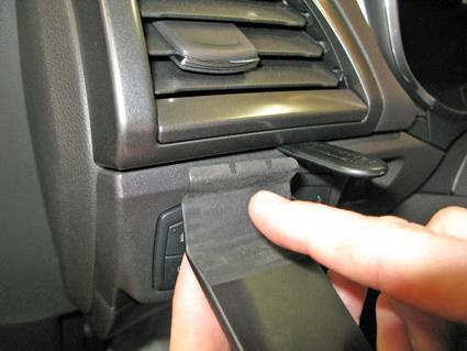 En hand som justerar en luftventil i en Ford Mondeo.