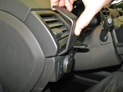 Detalj från interiören i en Ford Mondeo, fokus på luftventil och reglage.