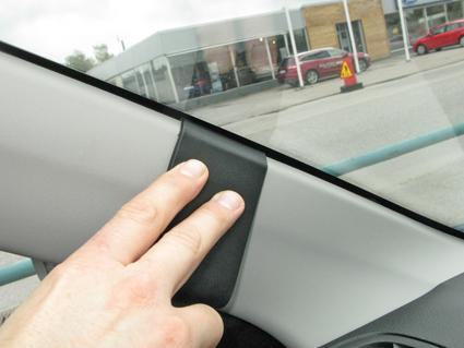 En hand placerar en monteringsbygel på Suzuki Vitara.