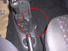 En konsolmontering för fordon, placerad vid växelspaken.