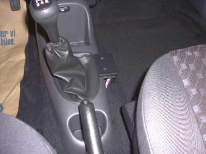 En bilinteriör med gear-spak och monteringsbygel.
