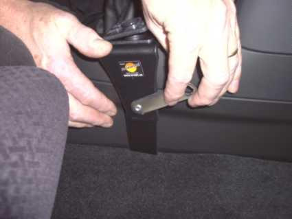 En hand monterar en ProClip-konsol i en bil.