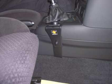 Monteringsbygel för konsolplacering i bil, svart med logotyp.