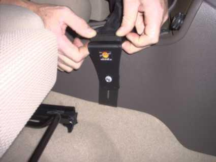 Bilde visar en hand som fäster en säkerhetsbälte i en Volkswagen Golf IV.