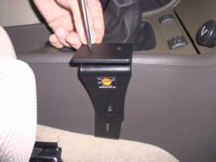 En svart konsolmontering för Volkswagen Golf IV.