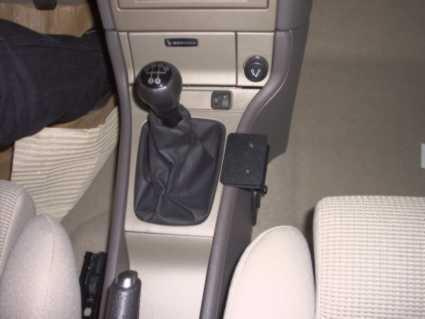 Konsol för Volkswagen Golf IV med växelspak och förvaringsutrymme.