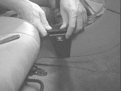 Visar en person som installerar en konsol i en Volvo S40.