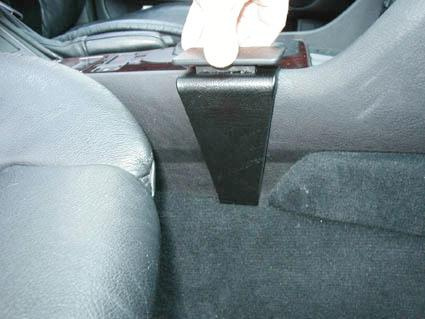 Konsolkomponent för BMW E39, fäste mellan sätena.