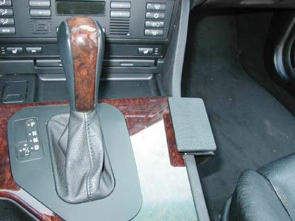 Konsol med växelspak och kontroller för BMW 5-serie E39.