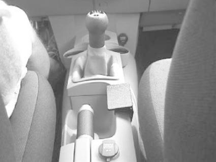 En bild av en växelspak och konsol i en Volkswagen Beetle.