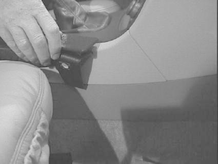 En hand som justerar en detalj på en bilkonsol.