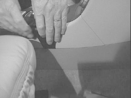 En hand justerar en del av Volvo S80:s centerkonsol.