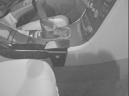 En del av interiören i en Volvo S80, inklusive mittkonsol och växellåda.