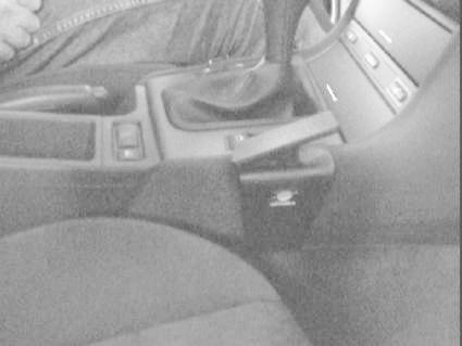 Konsol i bil med vinklad design och kontroller.