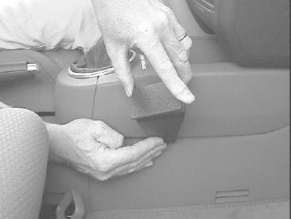 En person arbetar med en konsol i en Audi A2 01-05.