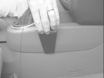 En hand håller i en konsol för Audi A2, modellår 01-05.