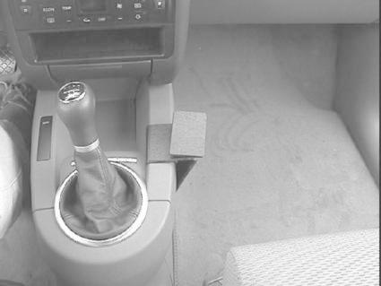 Konsol med växelspak och förvaringsfack i Audi A2.