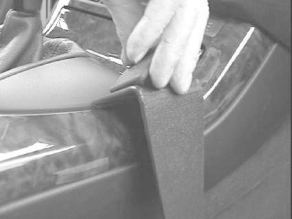 En hand justerar en del av konsolen i en BMW X5.