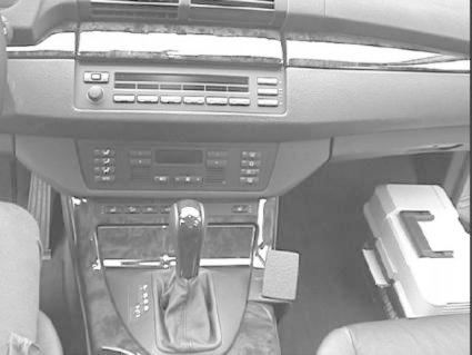 Konsolinteriör från en BMW X5 00-06 med växelspak och kontrollpanel.