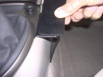 En hand visar en svart konsolkomponent för Citroen C5 01-05.