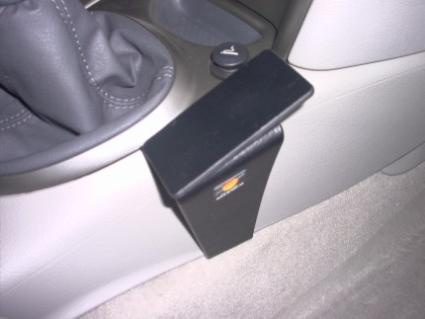 En svart konsol för Citroen C5 01-05, placerad mellan sätena.