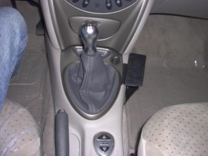 En bilkonsol med växelpaddel och kontroller.