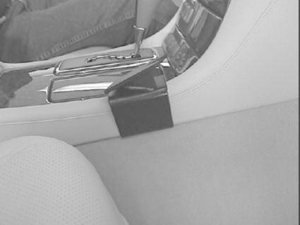 Monteringsbygel för konsol i Lexus LS, fästs på plats i bilen.