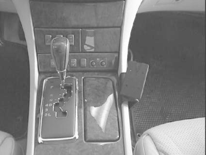 Bild på mittkonsol i en bil med växelspak och kontroller.