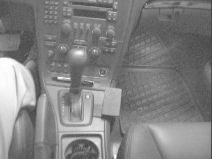 Interiör av en Volvo V70 med konsol och växelspak.