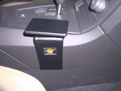 En svart konsol för Volvo S60 00-04, fäst vid växellådan.