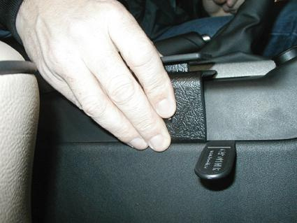 Hand som håller i en läderklädd konsol i en Land Rover Range Rover.