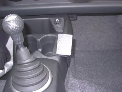 Montering av ProClip vid mittkonsolen i en Honda Jazz 02-08.