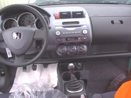 Bilinteriör med instrumentpanel och växelspak, Honda Jazz.