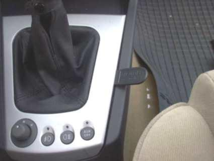 Konsol för Alfa Romeo 156 med växelspak och knappar för olika funktioner.