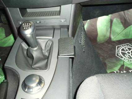 Interiör av BMW med växelspak och kontrollknapp.