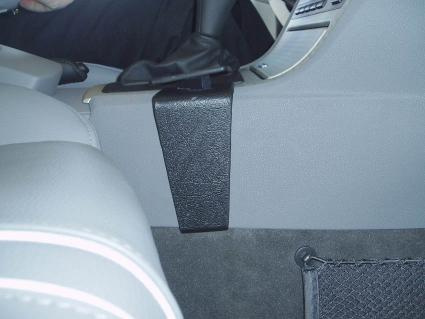 Konsol för BMW X3 04-10, med svart yta och ergonomisk design.