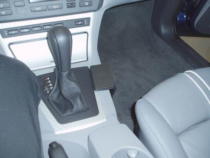 Interiör av BMW X3 med växelspak och stolar i grått läder.